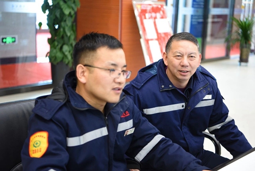 集團(tuán)領(lǐng)導(dǎo)春節(jié)前走訪慰問一線職工、困難職工和離退休老干部(圖4)