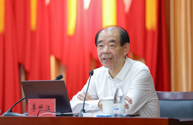 多氟多公司董事長(zhǎng)李世江在“宜化大講堂” 作專題輔導(dǎo)(圖2) 多氟多公司董事長(zhǎng)李世江在“宜化大講堂” 作專題輔導(dǎo)(圖2)