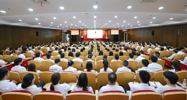 多氟多公司董事長(zhǎng)李世江在“宜化大講堂” 作專題輔導(dǎo)(圖1) 多氟多公司董事長(zhǎng)李世江在“宜化大講堂” 作專題輔導(dǎo)(圖1)