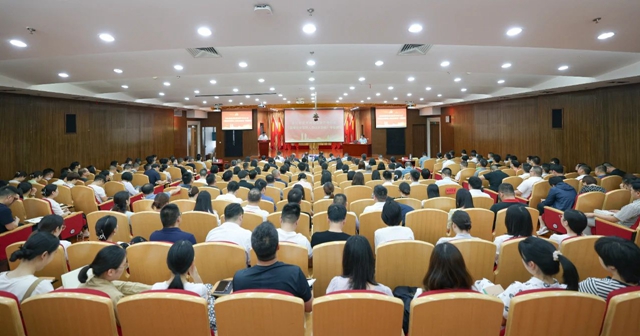 集團黨委理論學習中心組開展《國有企業(yè)管理人員處分條例》專題學習(圖1) 集團黨委理論學習中心組開展《國有企業(yè)管理人員處分條例》專題學習(圖1)