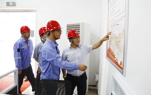 王大真帶隊到松滋肥業(yè)氟化鋁項(xiàng)目現(xiàn)場慰問